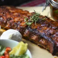 Lepkavá žebírka se salátem coleslaw a salsou Lepkavá žebírka se salátem coleslaw a salsou
