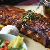 Lepkavá žebírka se salátem coleslaw a salsou