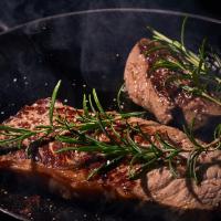Jak na dokonalý steak: Přidejte cukr a maso vyndejte z lednice hodinu předem