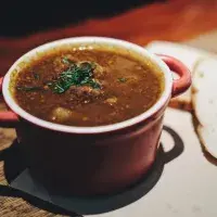 Čočková polévka s párky a vařenými vejci