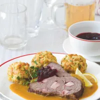 Naši předci svíčkovou dělali úplně jinak. Dnes už maso do octa nenakládáme a místo kyselé smetany používáme klasickou 