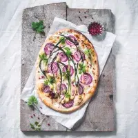 Tarte flambée s medvědím česnekem a bršlicí