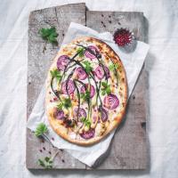 Tarte flambée s medvědím česnekem a bršlicí