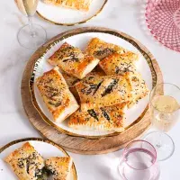 Špenátové taštičky s karamelizovanou cibulí Špenátové taštičky s karamelizovanou cibulí