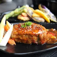 Pečené vepřové kotlety s mangovými knedlíčky  Pečené vepřové kotlety s mangovými knedlíčky