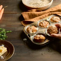 Pohankovo-mrkvové muffiny s eidamem a parmazánem