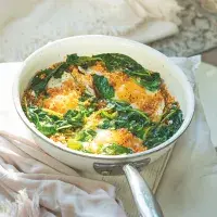 Vejce v parmazánové strouhance se špenátem