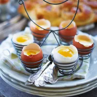 Pěna z bílé čokolády s meruňkovým džemem ve skořápce