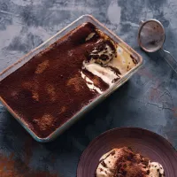 Za otce tiramisu se považuje Ado Campeol, slavný dezert přitom nevymyslel. V původním receptu alkohol nebyl