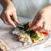 Rýžový papír nepoužívejte jen jarní závitky, využití má v kuchyni mnohem pestřejší