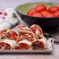 Tortilla s mozzarellou a rajčaty