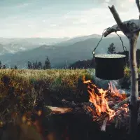 Když v přírodě vyhládne, vsaďte na jídla z kotlíku