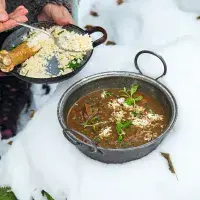 Zabijačkový guláš se špekovými knedlíky s kroupami