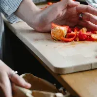 Jak zpracovat zbytky zeleniny: Připravte si pesto z natí 