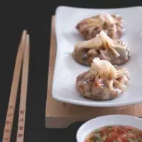 Zeleninové asijské knedlíčky se švestkovou omáčkou