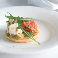 Ricottové bliny s marinovanou fetou a rajčaty