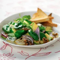 Rokfórový salát s hruškou a avokádem Rokfórový salát s hruškou a avokádem