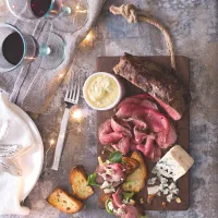 Rostbíf s křenem a modrým sýrem