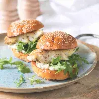 Rybí burger s kaparovou majonézou a rukolou