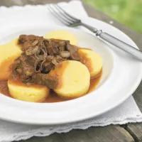 Rychlý guláš s knedlíky z polenty Rychlý guláš s knedlíky z polenty