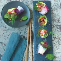 Rýžové rolky s uzeným lososem