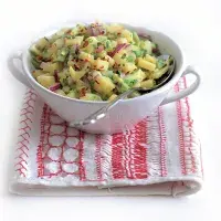 Bramborový salát s avokádem a chilli