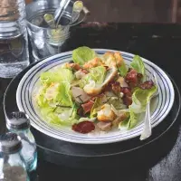 Salát Caesar s pečeným kuřetem a minitousty