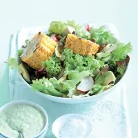 Salát s avokádem a opékanou kukuřicí