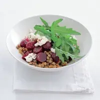 Salát s čočkou a kozím sýrem