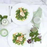 Salátek s grilovanou hruškou a lískovými oříšky