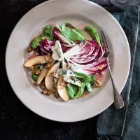 Salát s hruškami a modrým sýrem