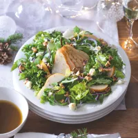 Salát s hruškami, ořechy a modrým sýrem Salát s hruškami, ořechy a modrým sýrem