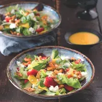 Salát s jahodami, fetou a mangovým dresinkem