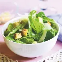 Salát s krutony a sýrem