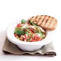 Salát s kuřetem a cizrnou Salát s kuřetem a cizrnou