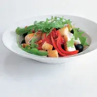 Salát s kuřetem a paprikou