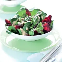 Salát s lupínky z červené řepy a cibulovými proužky