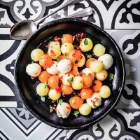 Salát s marinovaným melounem a mozzarellou