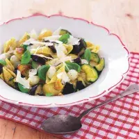 Salát s nakládanými cibulkami