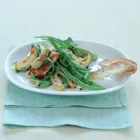 Salát s opékaným kuřetem a cuketou