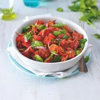 Salát s rajčaty a chorizem