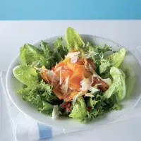 Salát s restovanou zeleninou a parmazánem