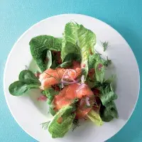 Salát s uzeným lososem a hráškem