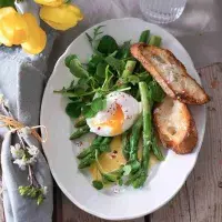 Salát se ztraceným vejcem, baby chřestem a holandskou omáčkou