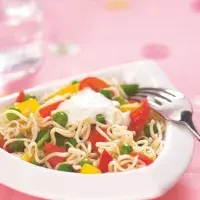 Salát z instantních nudlí