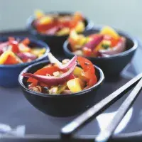 Salát z manga a červených paprik