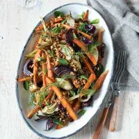  Salát z pečené mrkve, červené cibule a fenyklu