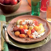 Salát z rozpečených rajčat s kozím sýrem Salát z rozpečených rajčat s kozím sýrem