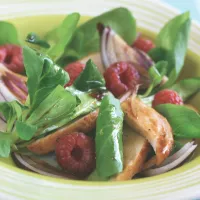 Lahodný salát z uzeného kuřete s polníčkem a malinami