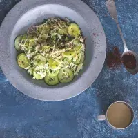 Salát s okurkou a tahini zálivkou Salát s okurkou a tahini zálivkou